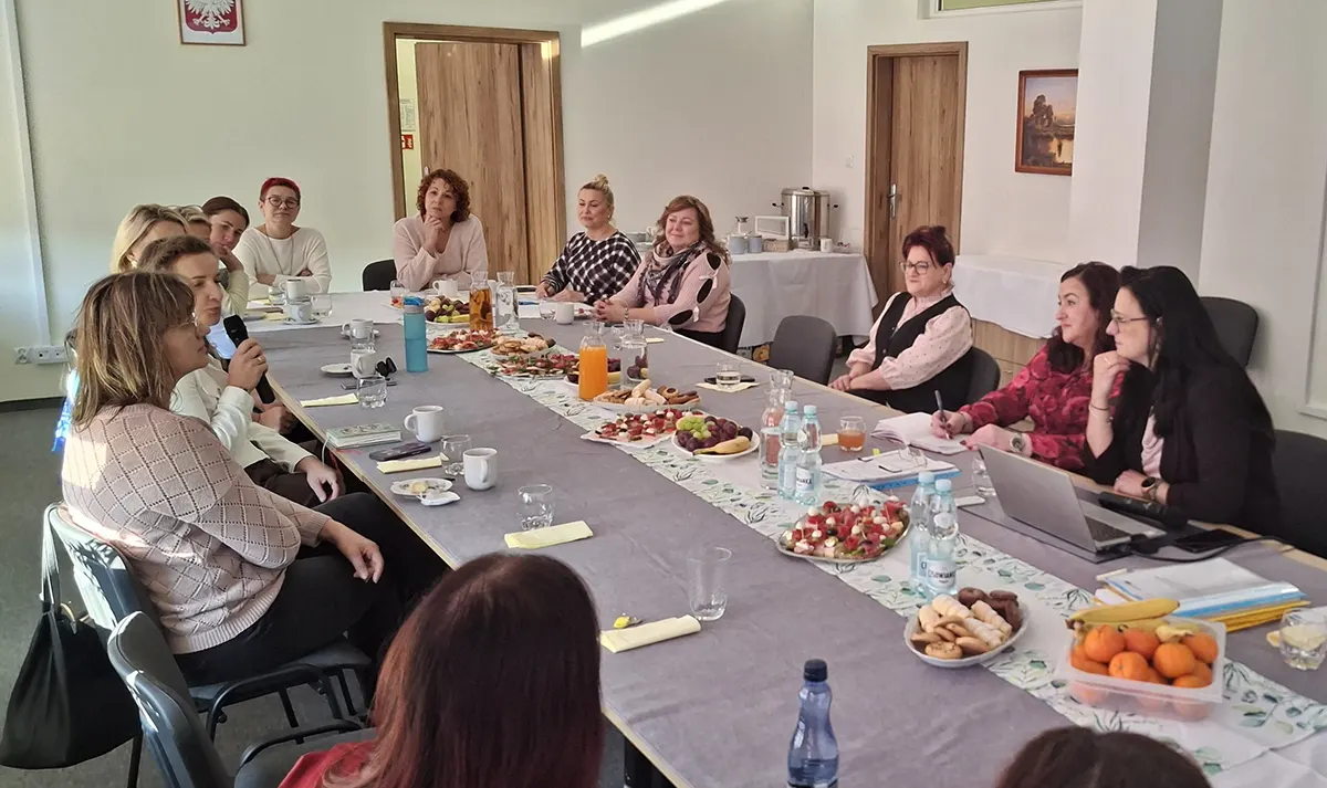 Kobiety, pracownice CUS w Stawiskach oraz zaproszeni goście podczas dyskusji na sali konferencyjnej