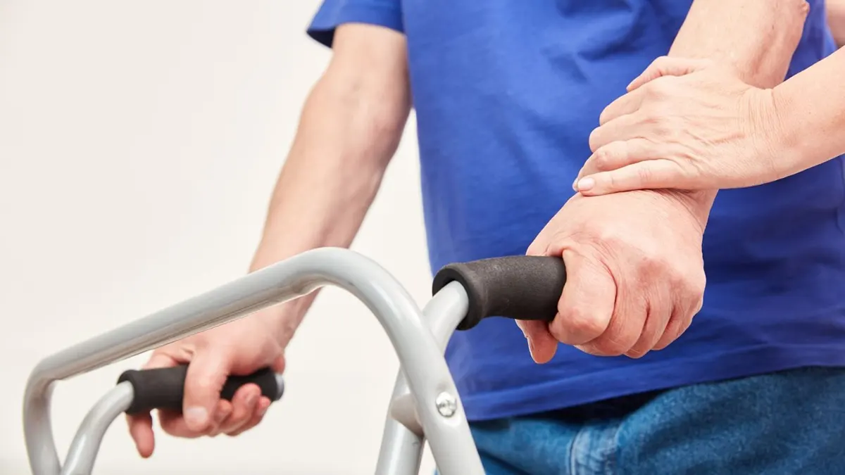 Osoba poruszająca się o balkoniku.