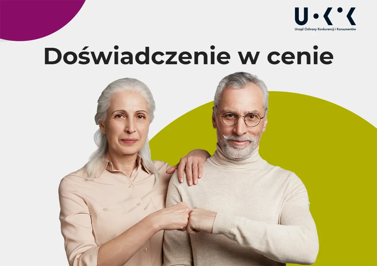 dwoje starszych ludzi przybija sobie "żółwika"